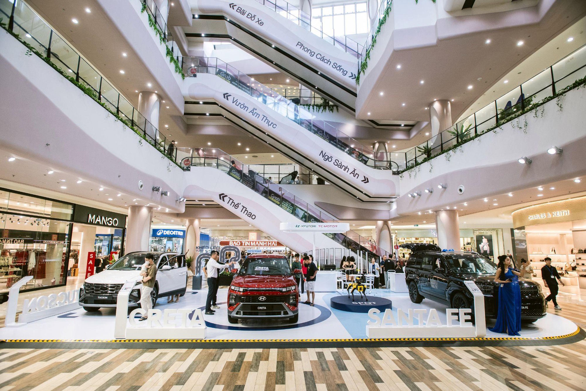 Khách tham quan trải nghiệm các mẫu xe mới