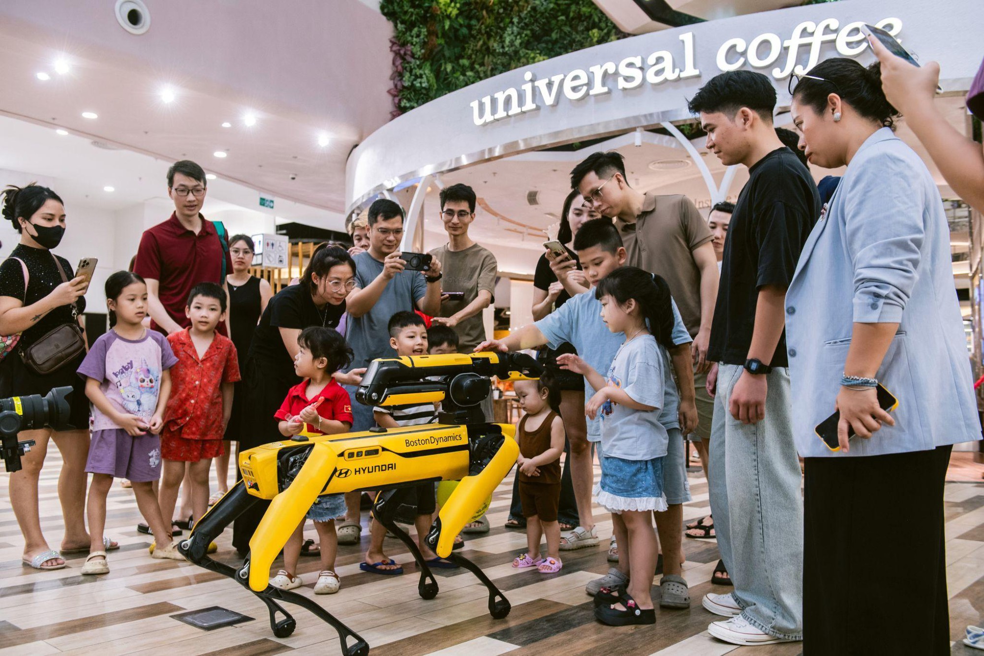 Khách tham quan check-in cùng Robot Spot